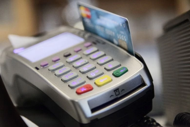 Όσοι κινδυνεύουν με πρόστιμο 1.000 ευρώ για το πλαστικό χρήμα